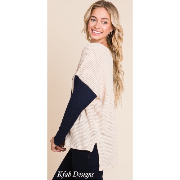 ❤️LAST 2! V NECK Comfy Color Block Chic Top with Side Slits! - Picture 3 of 6